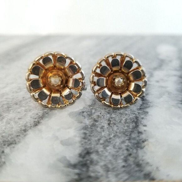 Vintage Flower Clip On Earrings, Screw Backs, Gold Tone, Retro 60s Style - Picture 2 of 5